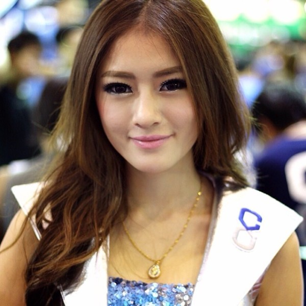 Девушка модель из Бангкока на автошоу